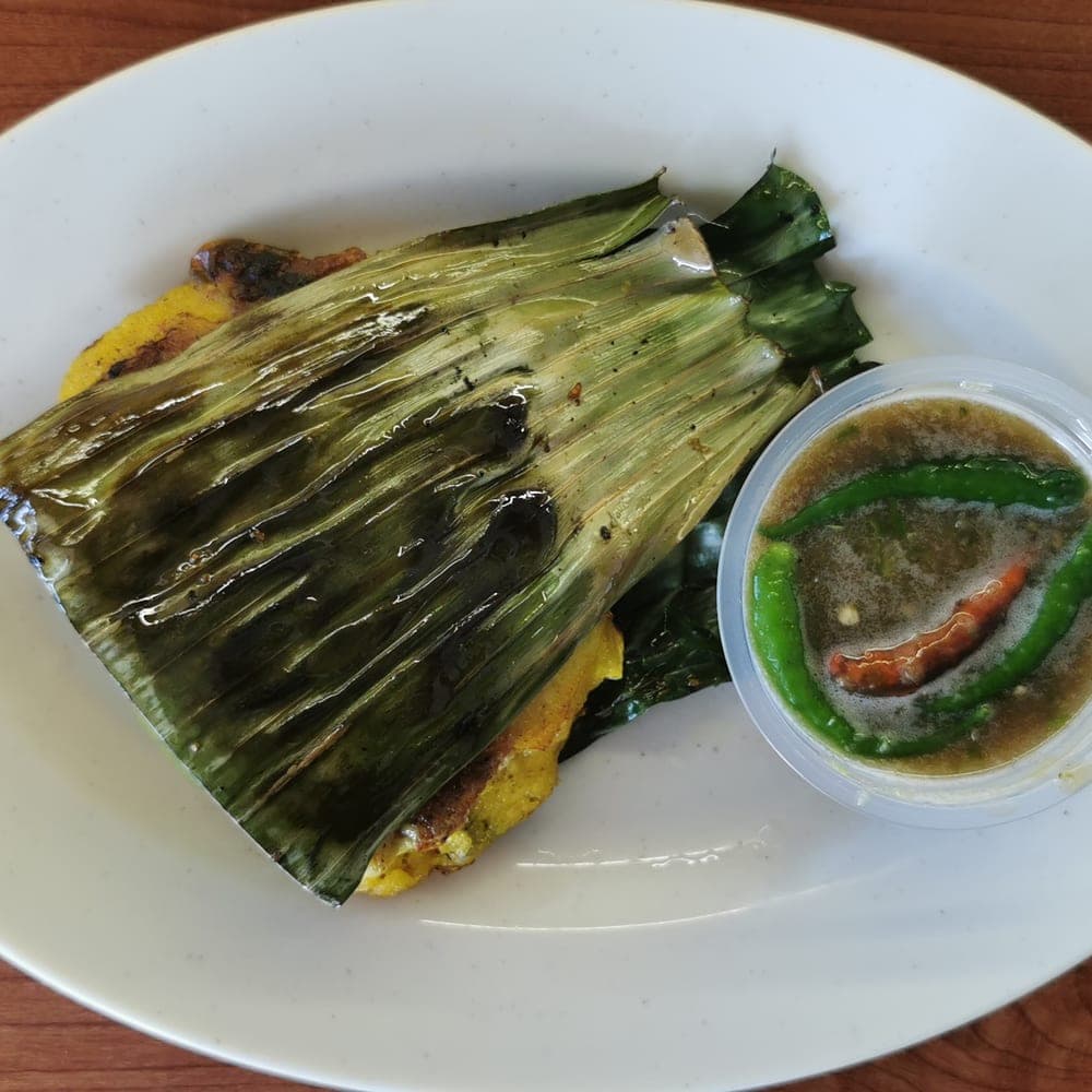Pais ikan dibalut daun pisang dihidang dengan kuah air asam